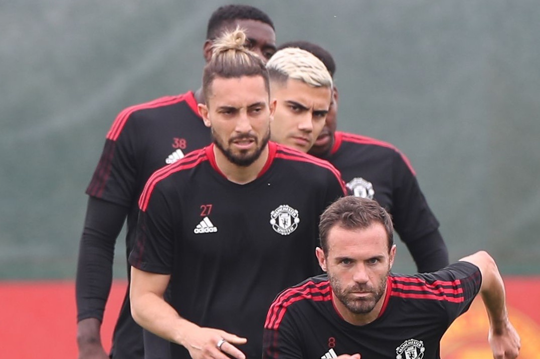 Man Utd xuat hien 9 ca nghi nhiem Covid-19 hinh anh