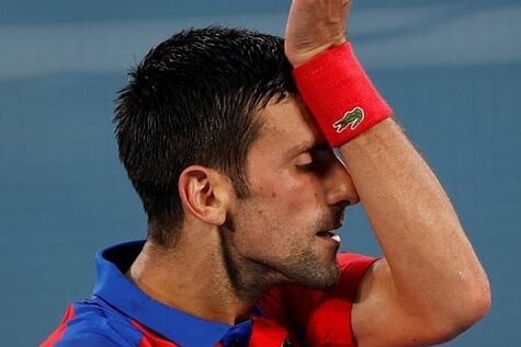 Djokovic tuyet vong voi that bai o Olympic Tokyo hinh anh