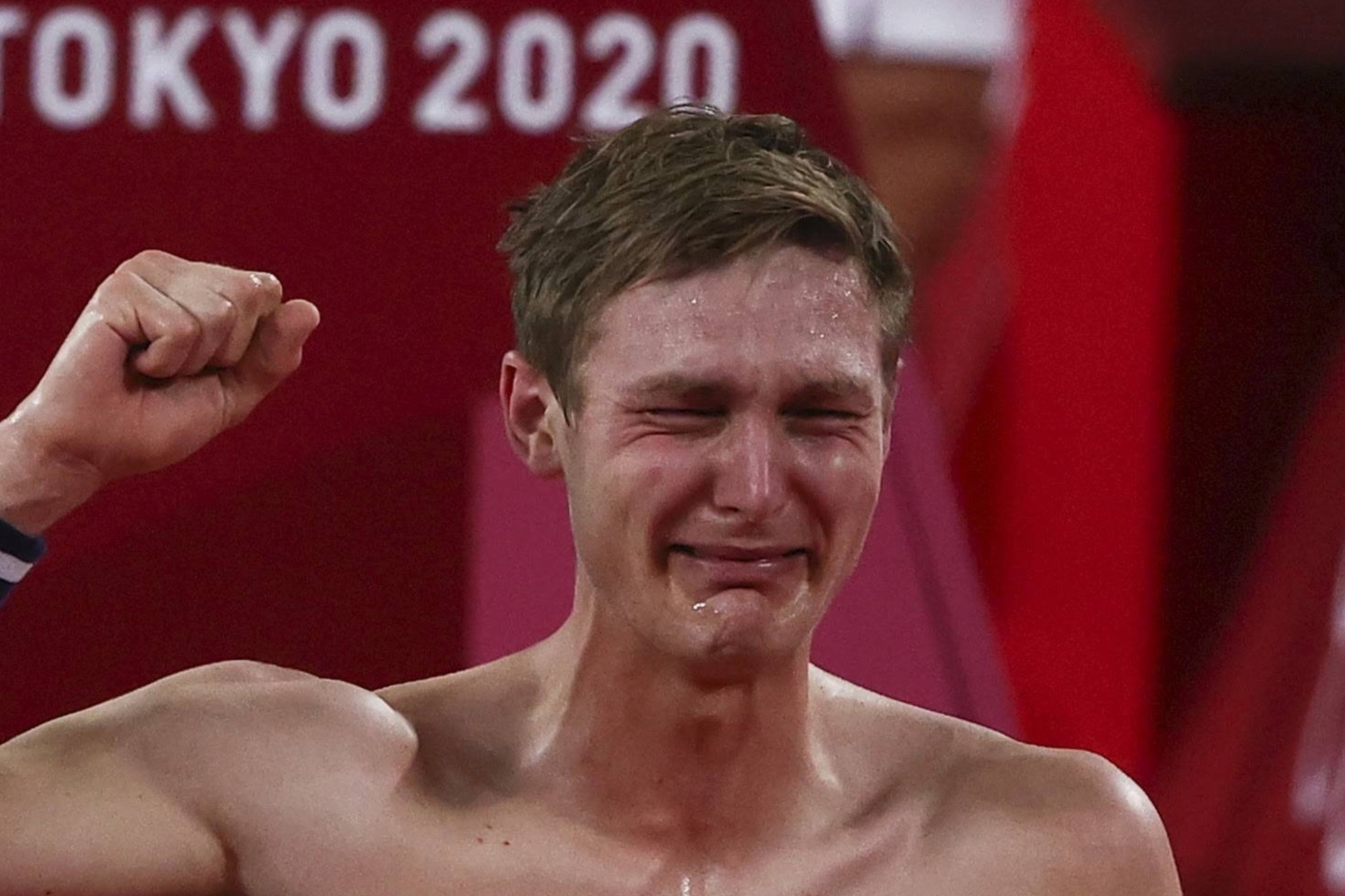 Axelsen bat khoc sau khi ha Chen Long o chung ket Olympic hinh anh