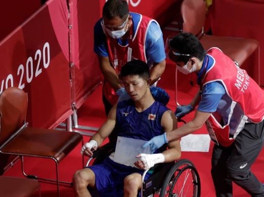 Tay dam Nhat Ban roi san dau bang xe lan o ban ket Olympic hinh anh