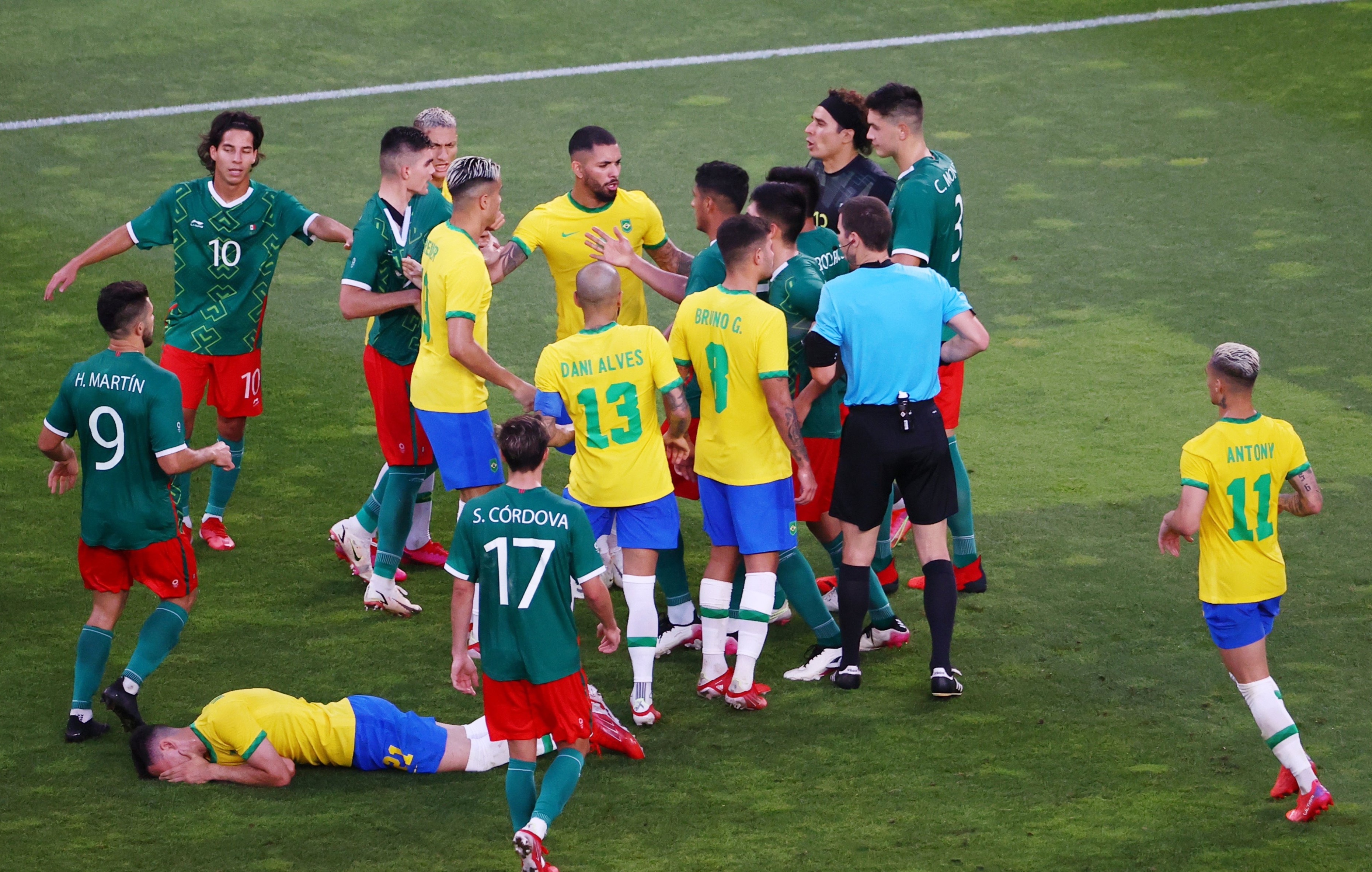 Cau thu Brazil va Mexico xo xat o tran ban ket Olympic hinh anh