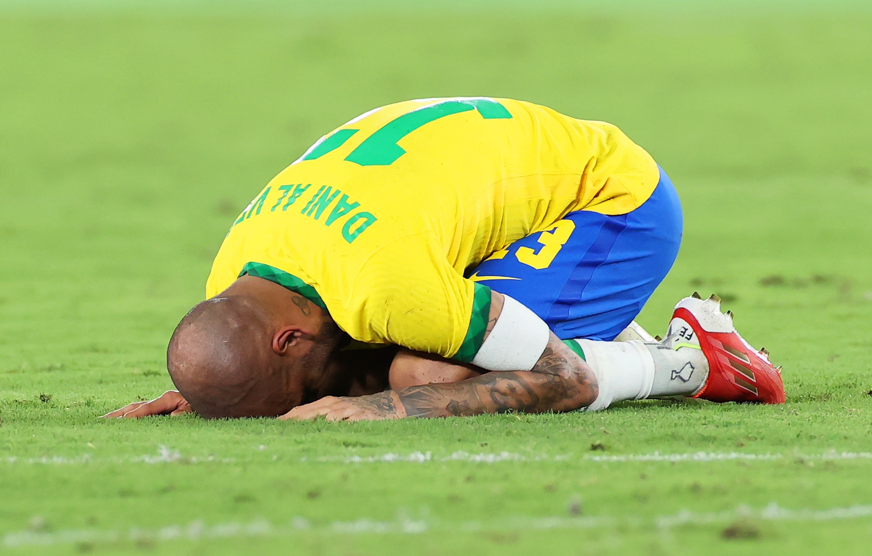 Dani Alves do guc xuong san sau khi gianh HCV Olympic hinh anh