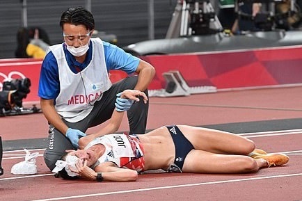 VDV nga quy, buon non vi thoi tiet oi buc o Olympic Tokyo hinh anh