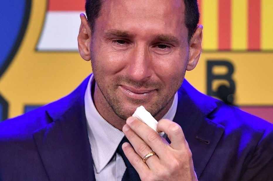 Messi khoc o buoi hop bao chia tay Barca hinh anh