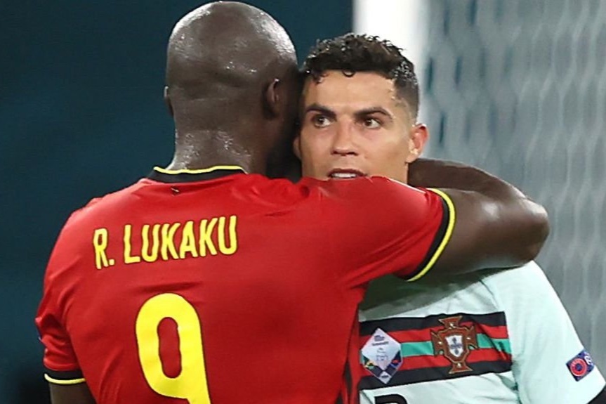 Cole: 'Lukaku cung dang cap voi Ronaldo' hinh anh