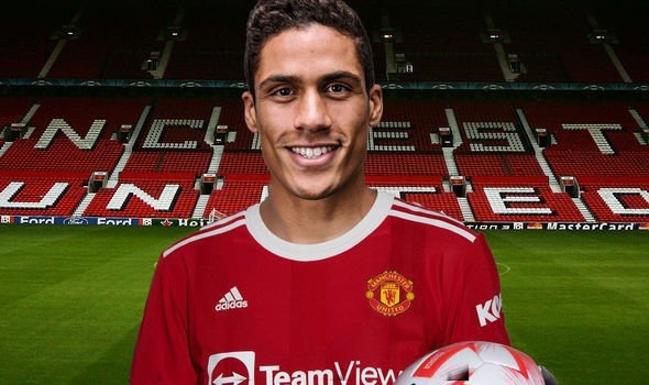Vi sao Varane chua the ra mat Man Utd? hinh anh