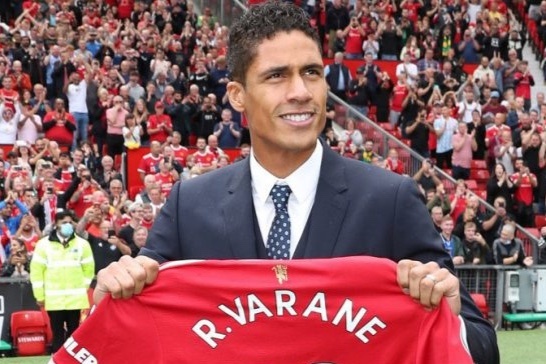 Cong bo tan binh, MU sao chep cach PSG ra mat Messi hinh anh