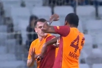 Dam dong doi, hau ve Galatasaray doi mat voi an treo gio 10 tran hinh anh