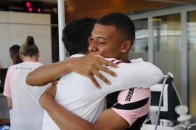 Mbappe vui ve khi chung doi voi Messi tren san tap PSG hinh anh