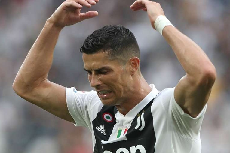 Vi sao Ronaldo gian du? hinh anh