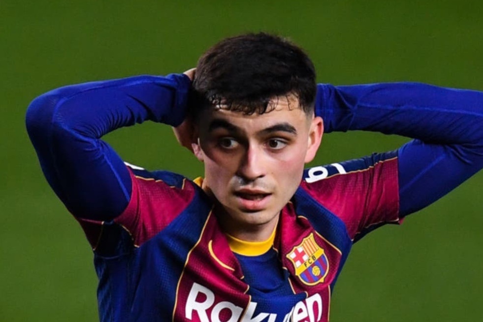 Pedri dang bi vat kiet suc hinh anh