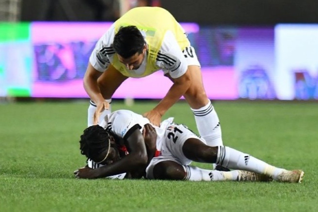 Hau ve o giai Tho Nhi Ky do guc khi dang thi dau hinh anh