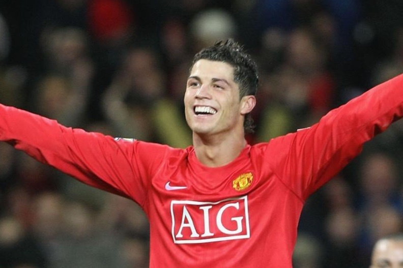 Khi nao Ronaldo da tran ra mat MU? hinh anh