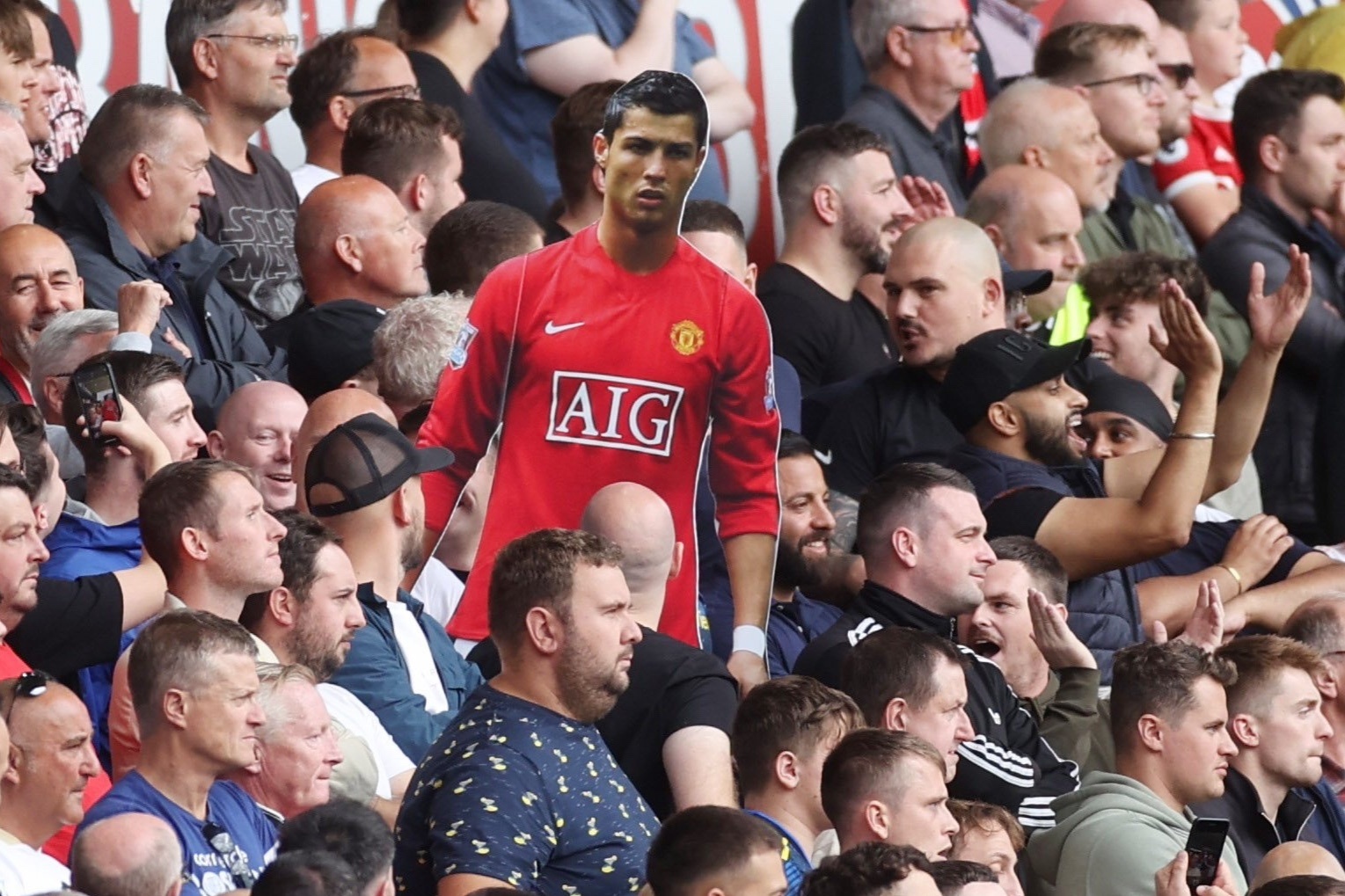 Hinh anh Ronaldo xuat hien tren san cua Wolves hinh anh