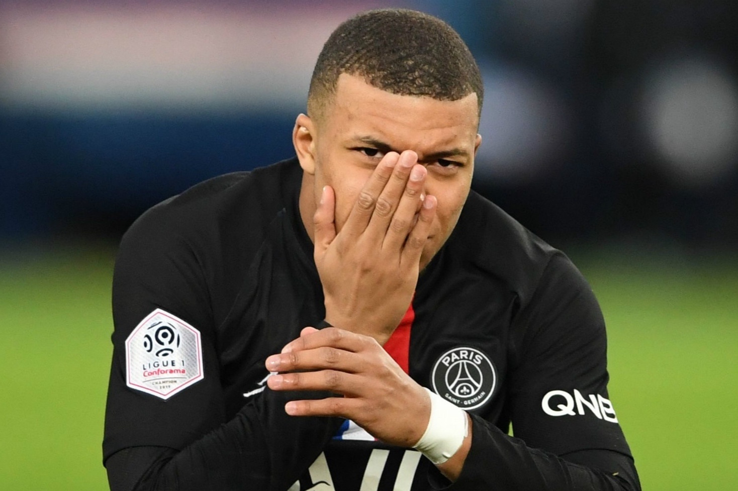 Phan ung cua Mbappe khi khong the roi PSG hinh anh