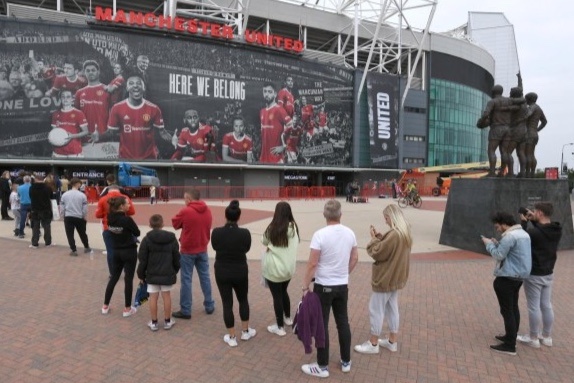 Nguoi ham mo xep hang cho mua ao dau cua Ronaldo hinh anh