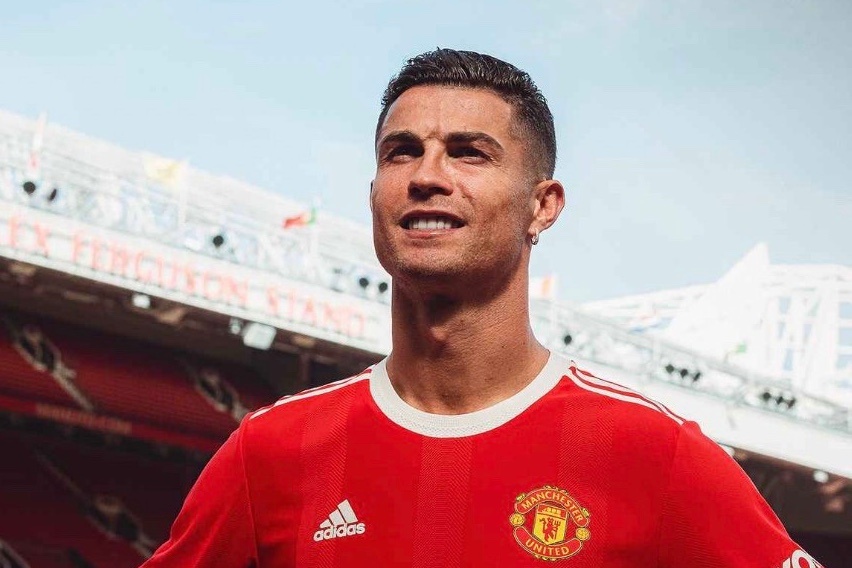 Ronaldo xuat hien o Old Trafford truoc khi ra mat MU hinh anh