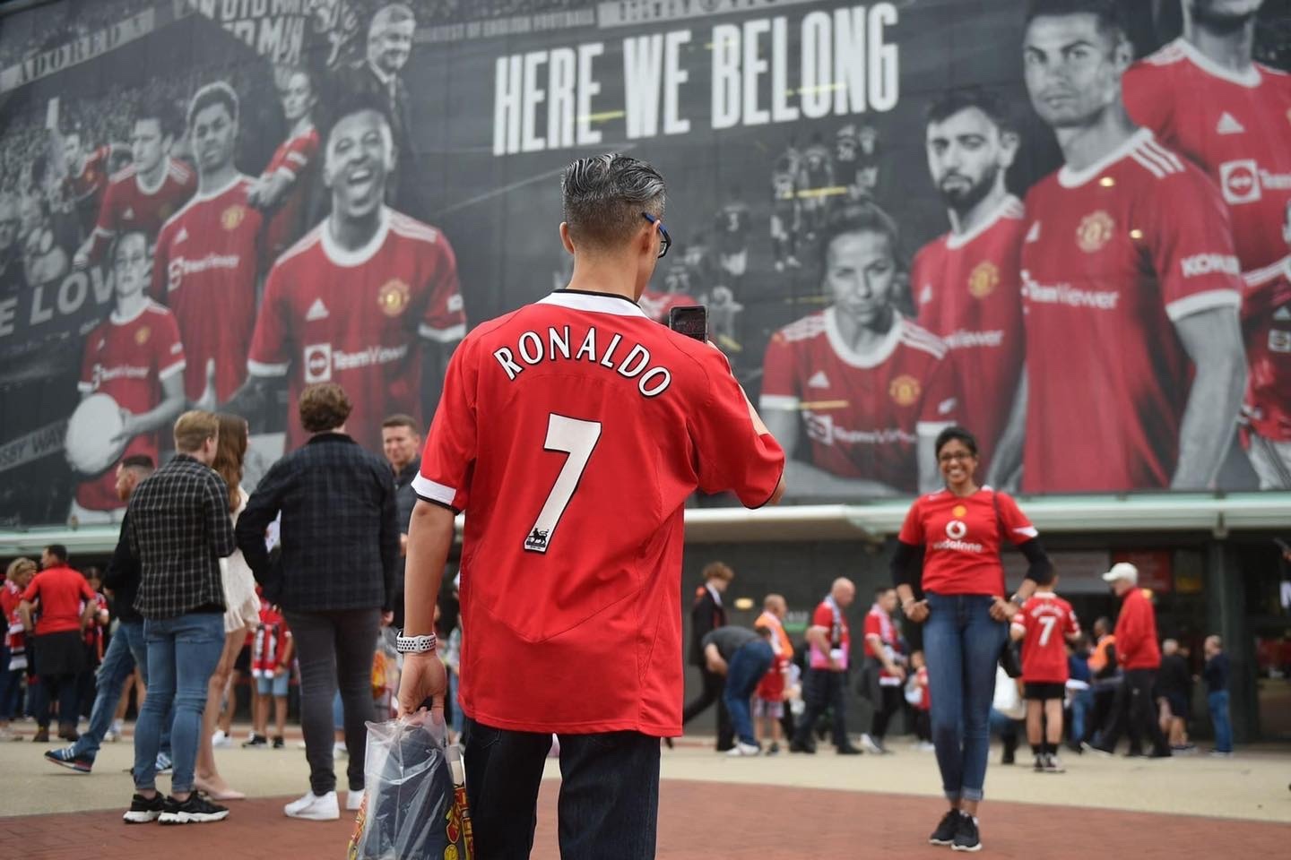 Hinh anh Ronaldo xuat hien tran ngap o san Old Trafford hinh anh