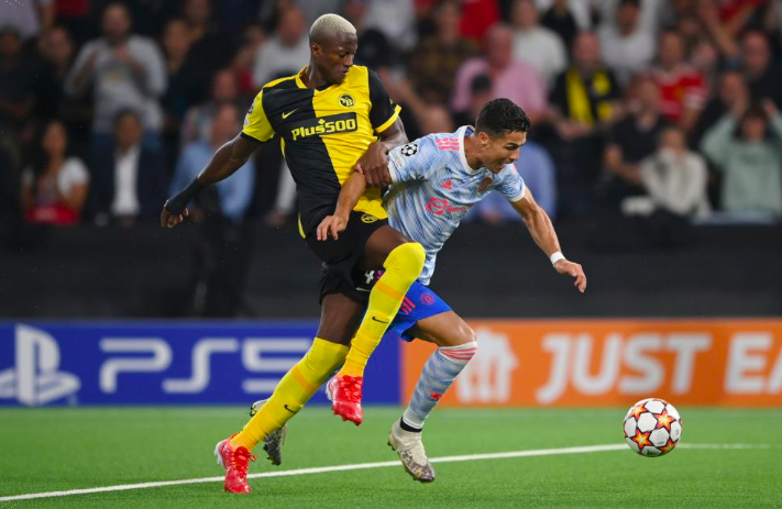 Mat san khien Ronaldo va dan sao MU lien tuc te nga hinh anh