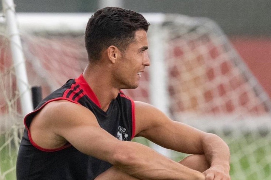 Ronaldo cang suc trong buoi tap cua MU hinh anh