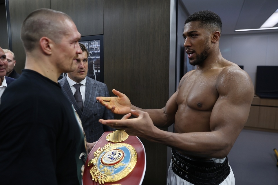 Anthony Joshua bat tay Oleksandr Usyk anh 3