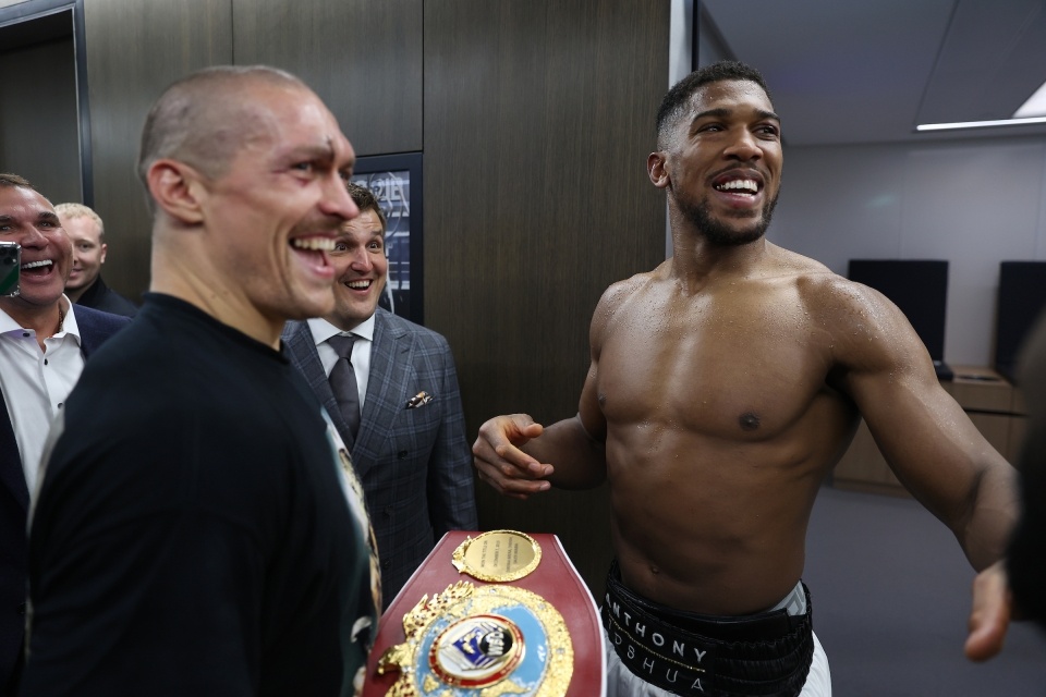 Anthony Joshua bat tay Oleksandr Usyk anh 2