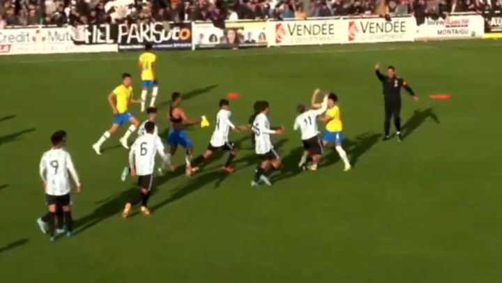 Cau thu Brazil va Argentina lao vao danh nhau o giai tre anh 1