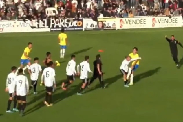 Cau thu Brazil va Argentina lao vao au da o giai tre hinh anh