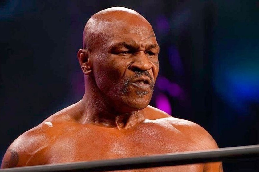 Mike Tyson dam hanh khach tren may bay hinh anh