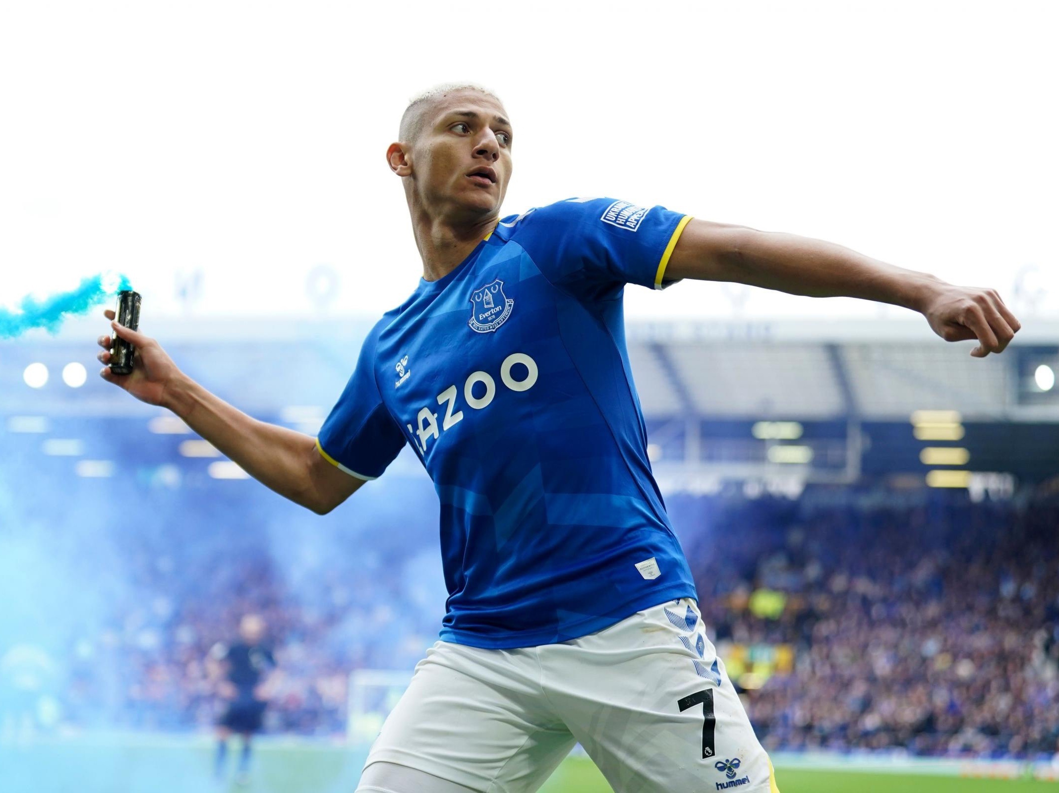 Sao Everton co nguy co bi cam 3 tran vi nem phao khoi vao CDV hinh anh