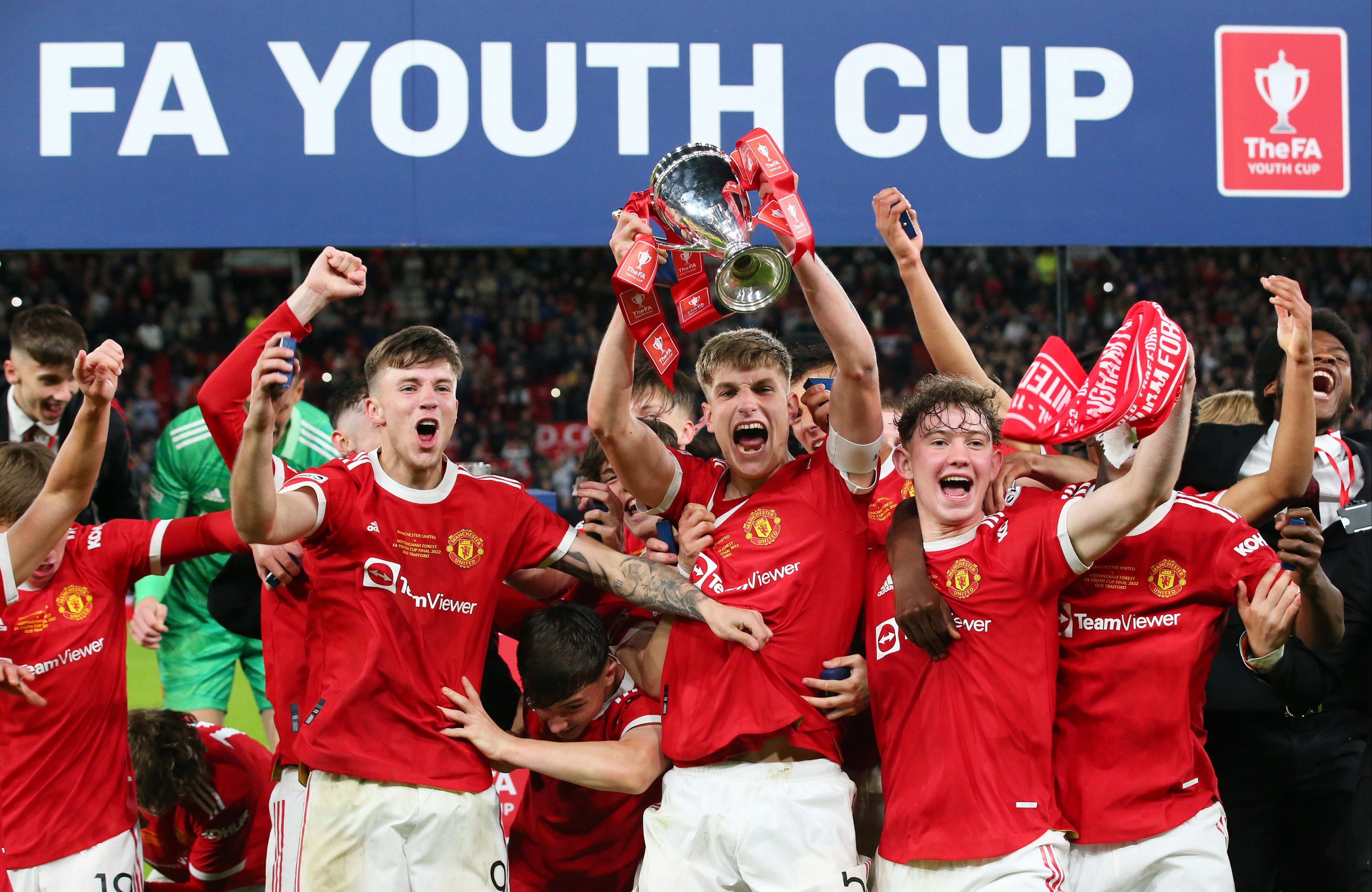 Man United lap ky luc vo dich FA Youth Cup anh 2