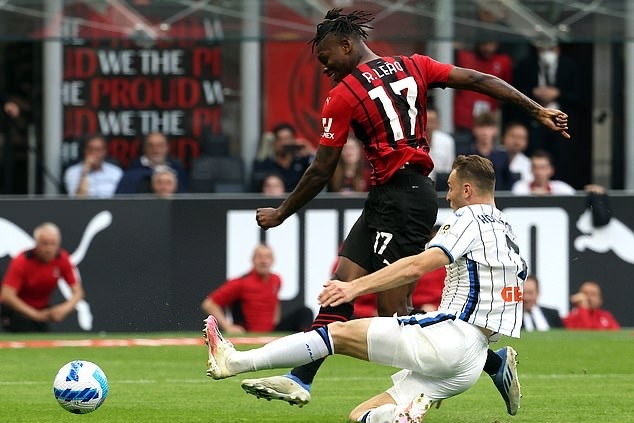 Milan duy tri cach biet 2 diem voi Inter trong cuoc dua vo dich anh 1