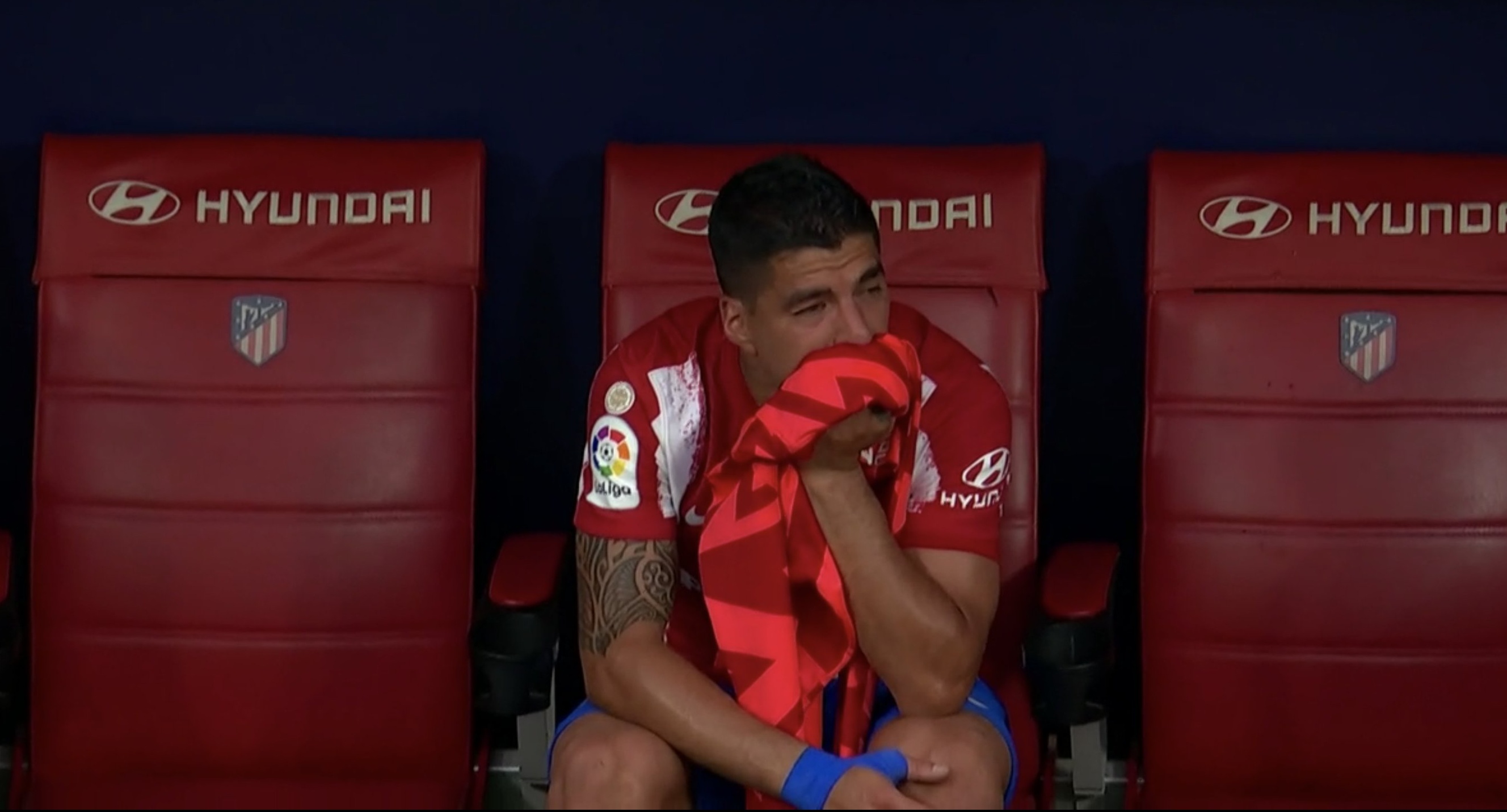 Suarez bat khoc khi chia tay Atletico anh 3