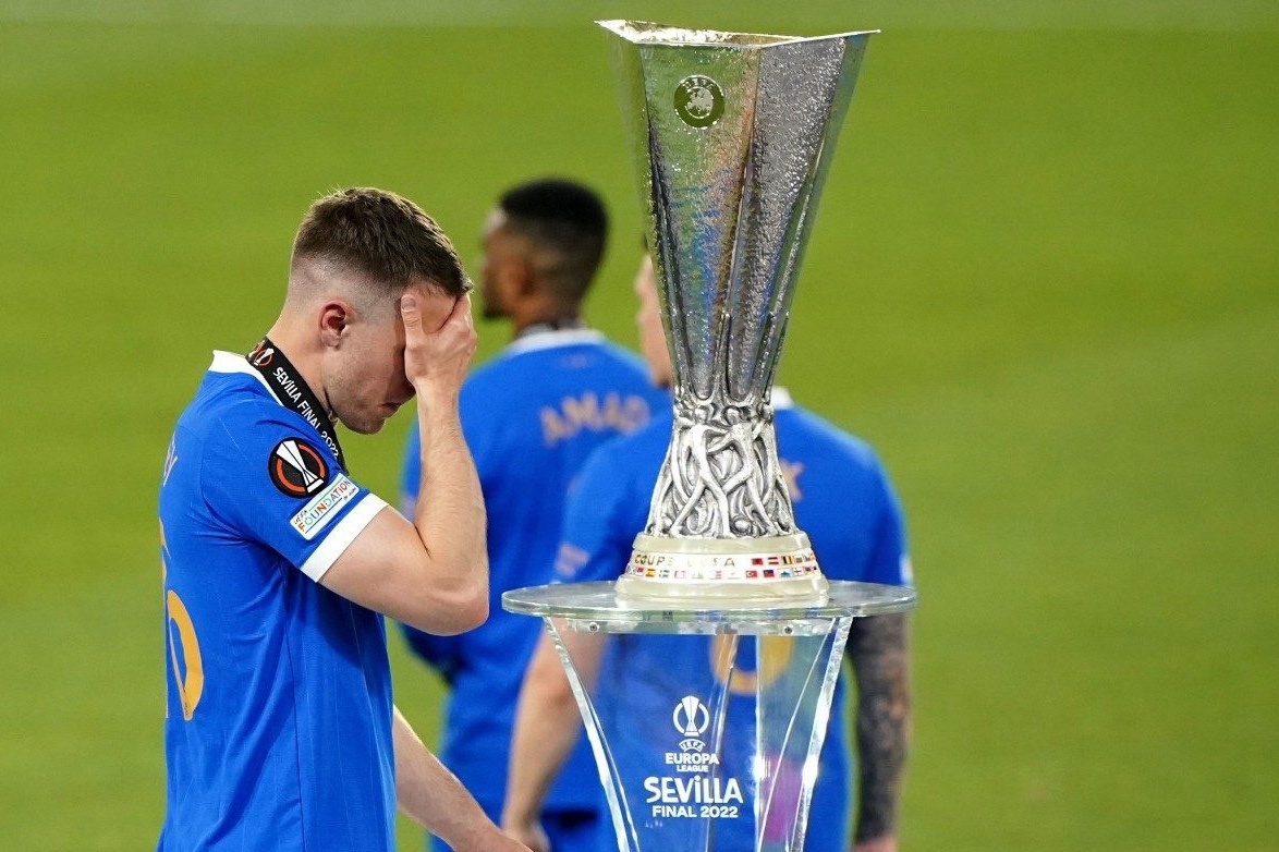 Hai thai cuc cam xuc sau tran chung ket Europa League hinh anh