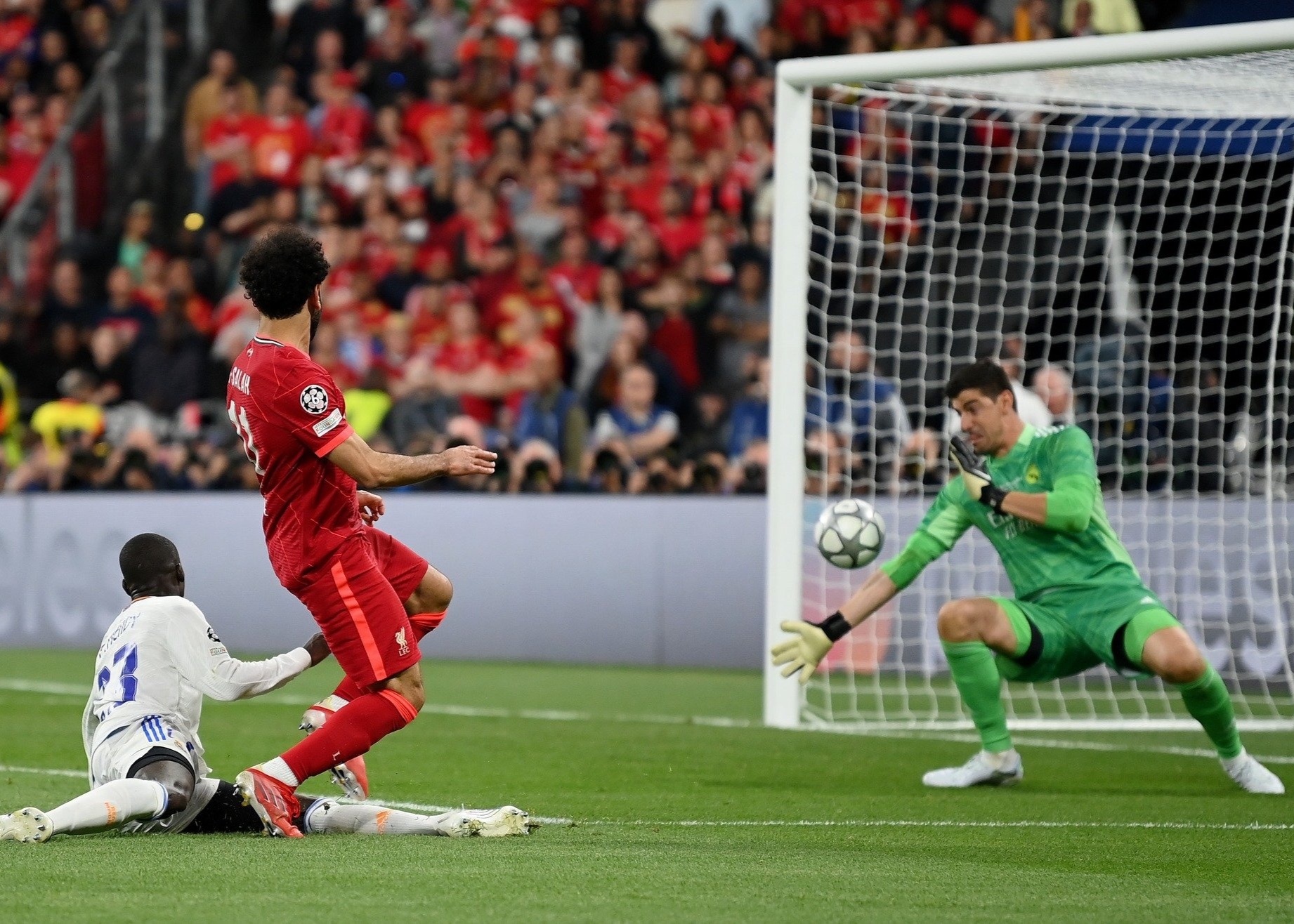 Courtois: 'Hay ton trong ten cua toi' hinh anh