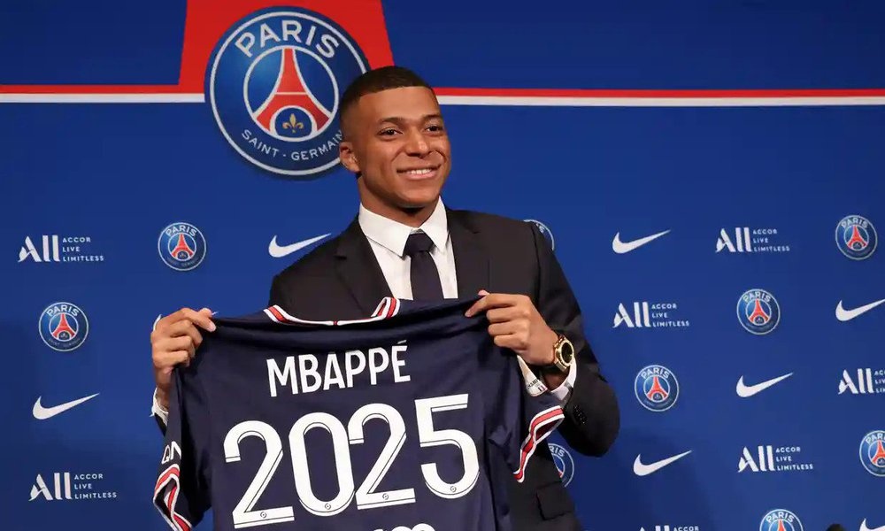 Mbappe muon PSG thanh trung 14 cau thu anh 1
