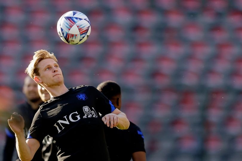 MU mo dam phan chieu mo De Jong anh 1