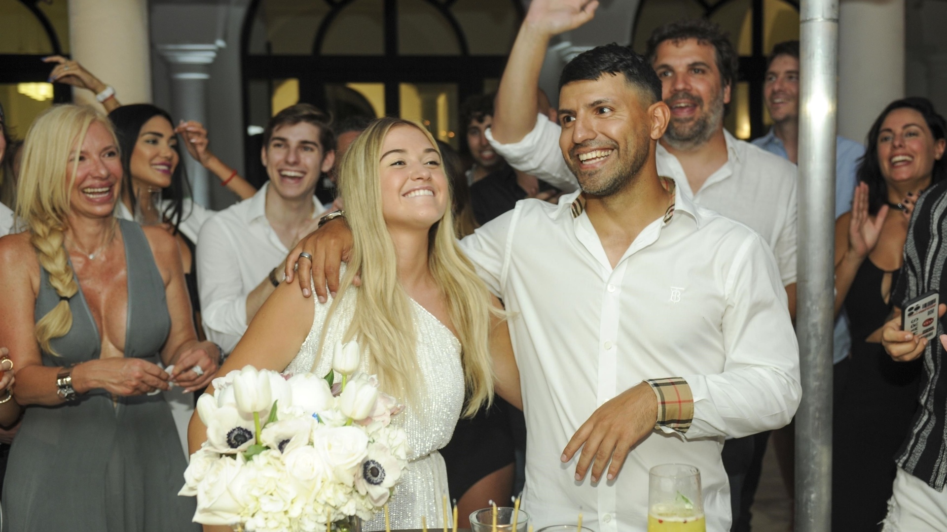 Aguero cung ban gai tau biet thu dat do o My anh 3