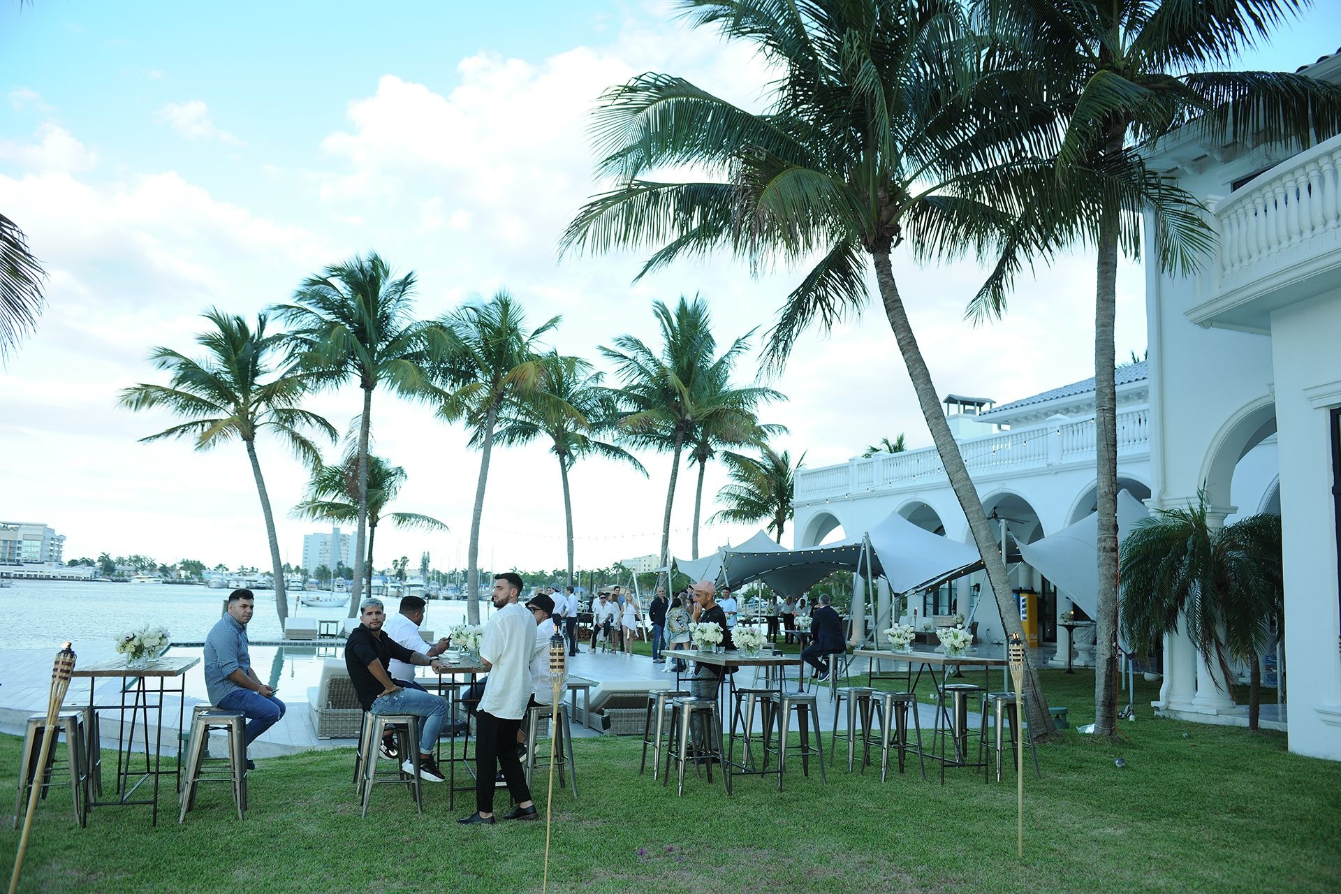 Aguero cung ban gai tau biet thu dat do o My anh 5