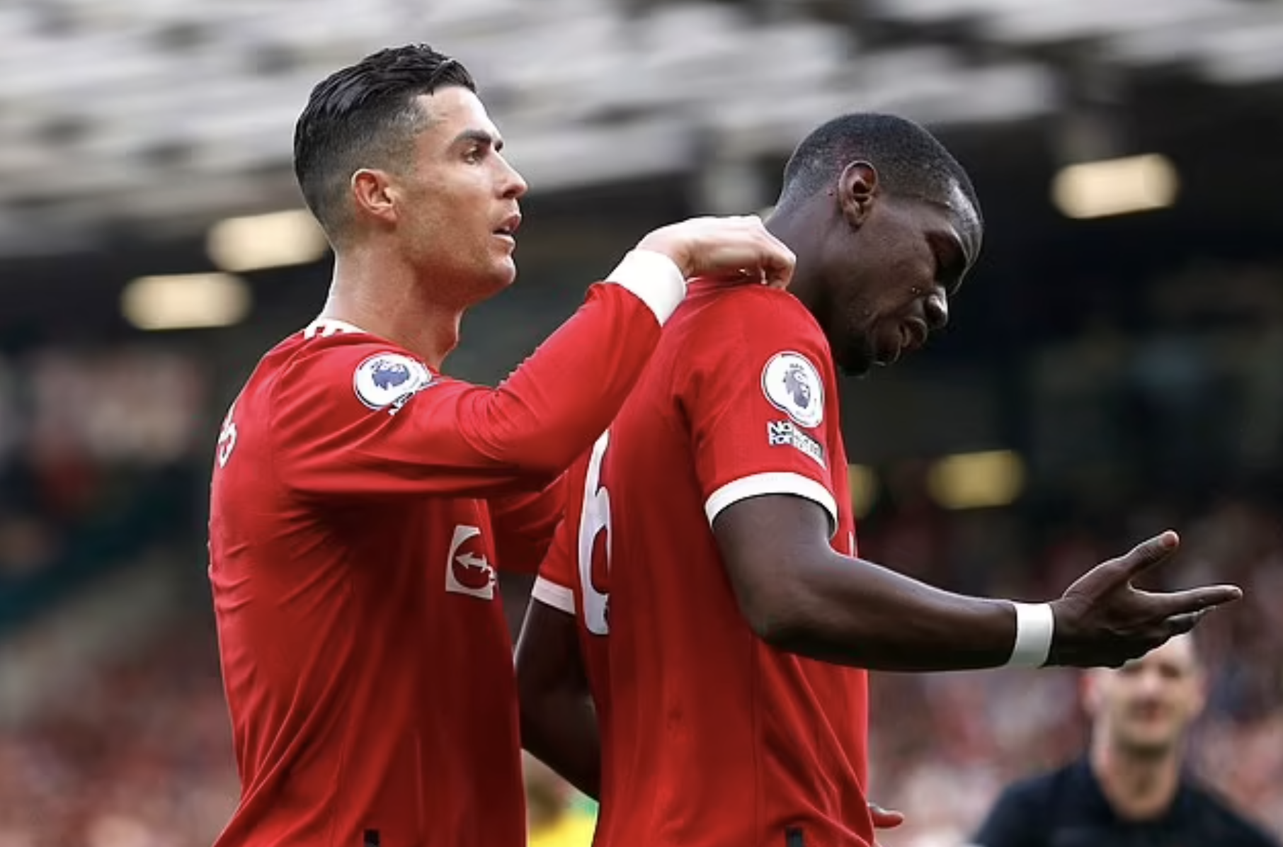 Pogba chi biet nguoc nhin Ronaldo anh 1