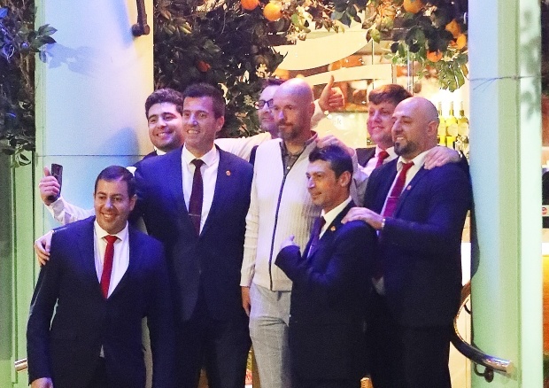 Gu thoi trang gay chu y cua HLV Ten Hag anh 4