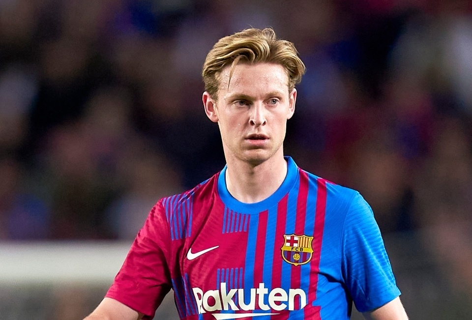 Barca ep De Jong giam luong de duoc o lai hinh anh