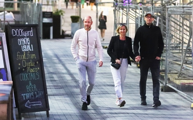 Gu thoi trang gay chu y cua HLV Ten Hag anh 3