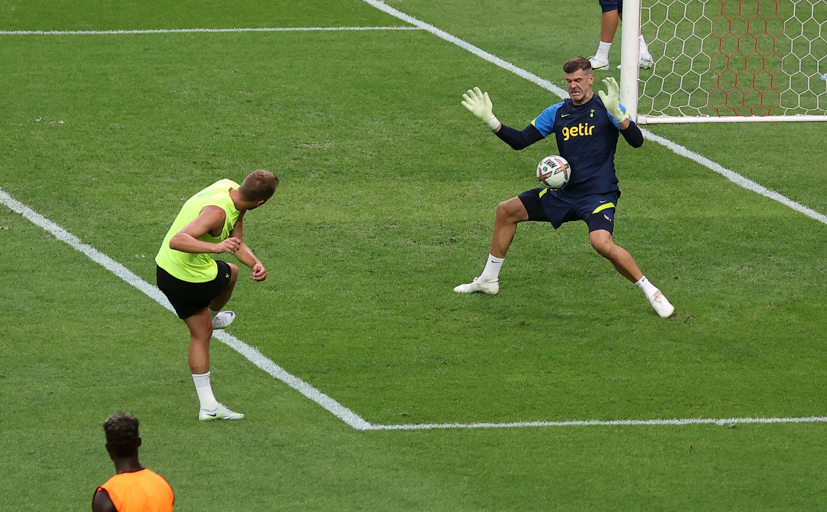 Son Heung-min,  Kane do guc sau bai chay 42 vong san anh 10