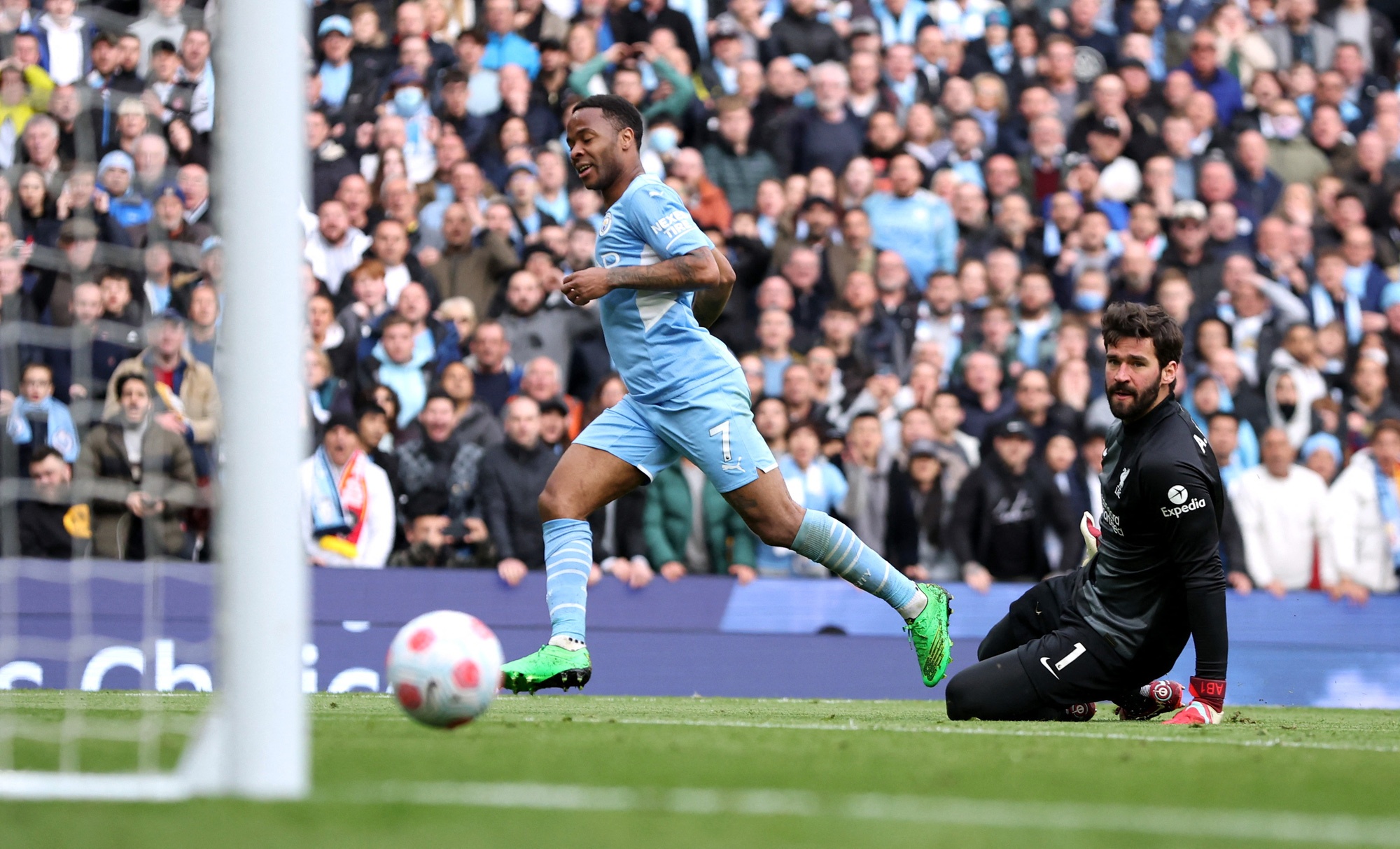 Ronaldo dang cap nhung Chelsea chon Sterling anh 1