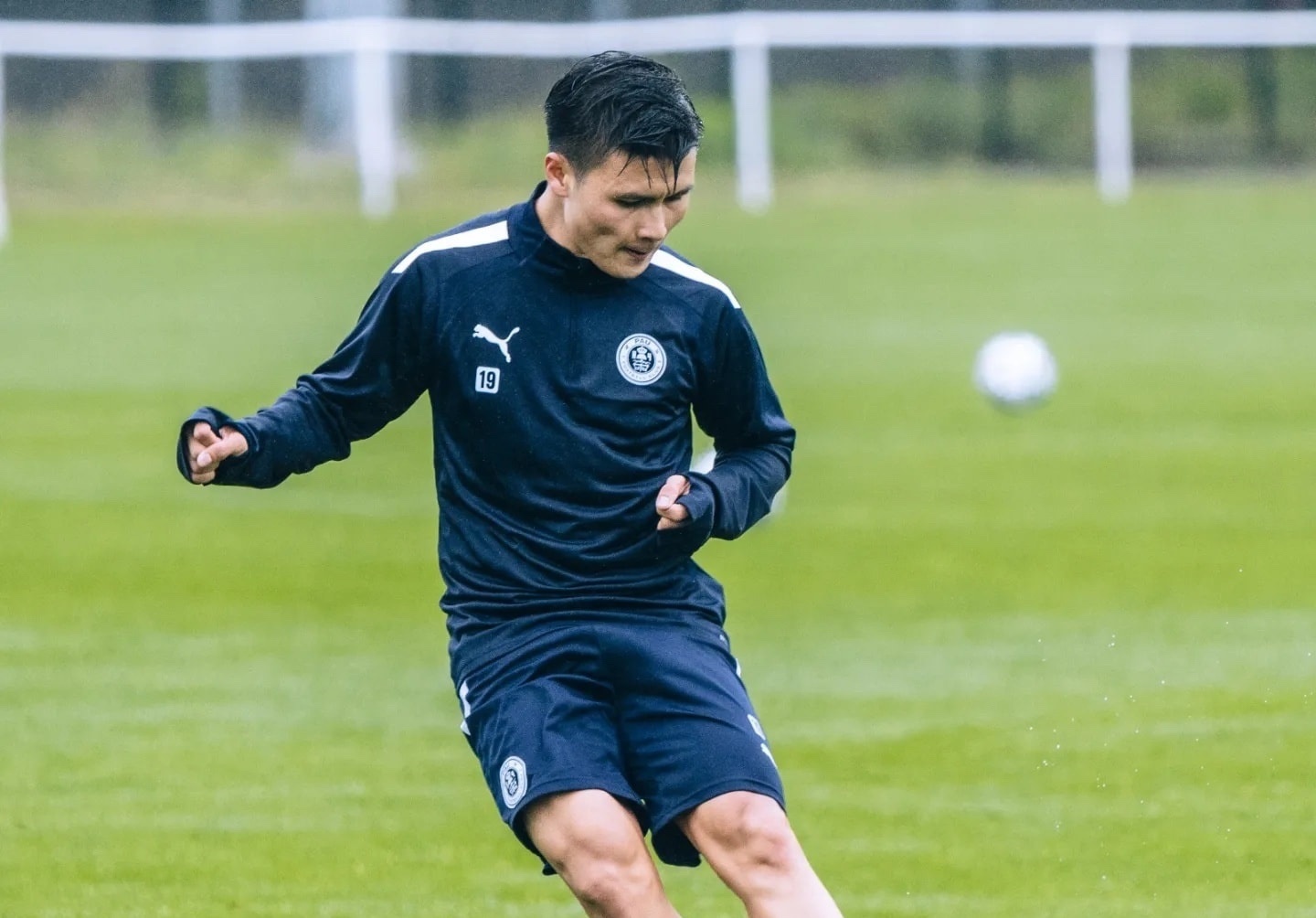 Bao Phap: 'Quang Hai khong phai mon hang trung bay cua Pau' hinh anh