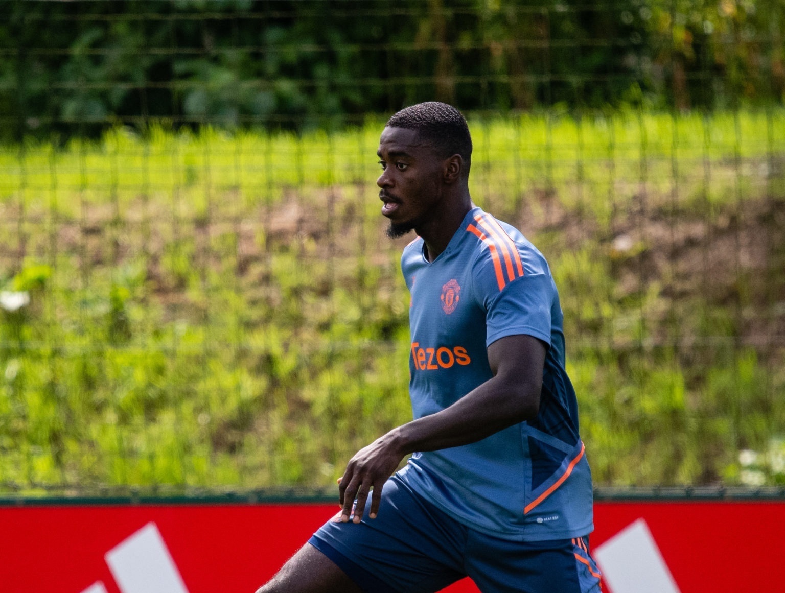 MU sap chia tay Tuanzebe hinh anh