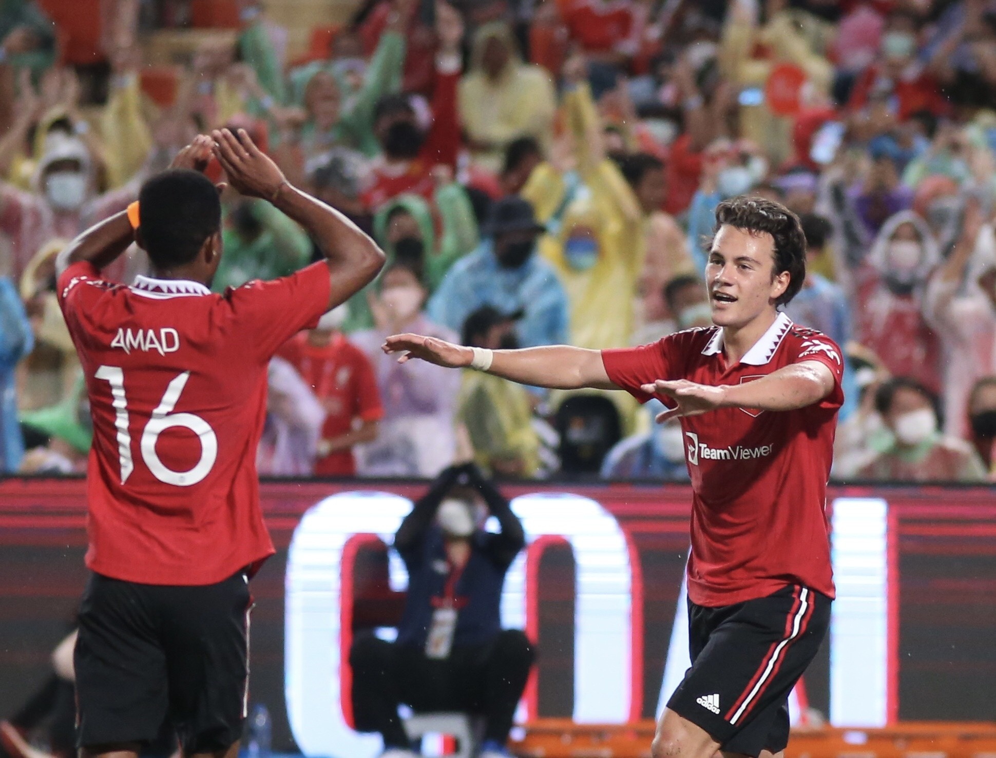 Fred nhan diem 9 trong ngay MU thang Liverpool anh 4