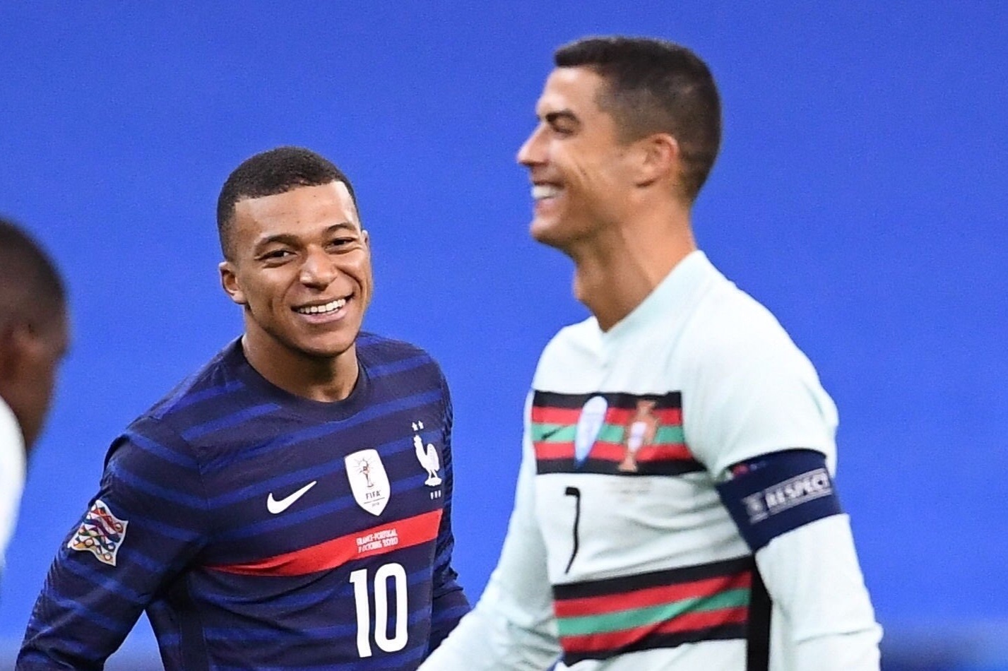 Ronaldo nhan luong gap doi Mbappe neu den Trung Dong hinh anh