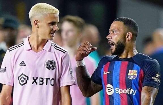 Con trai Beckham ra san 5 phut trong tran thua Barca 0-6 hinh anh